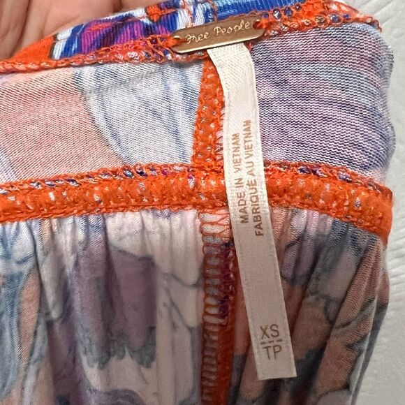 Free People Keepin' On Tee in Red Floral Size XS Boho Festival Keyhole - Picture 7 of 9